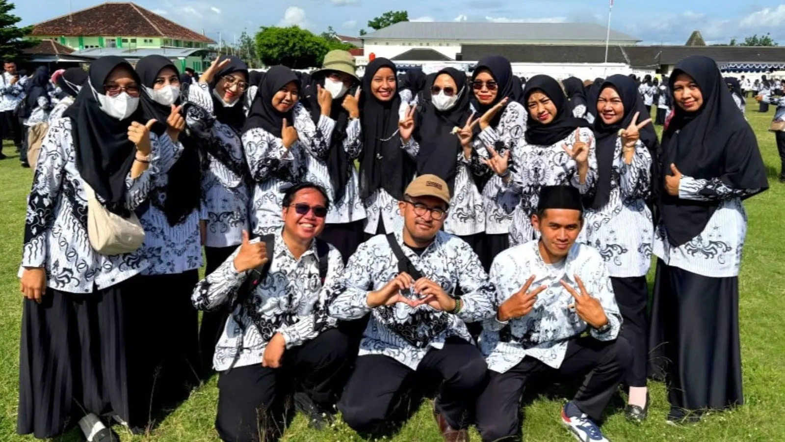 Guru Kapanewon Gamping Bersatu : Upacara Hari Guru Nasional 2025 Mengukuhkan Semangat Perjuangan dan Pengabdian