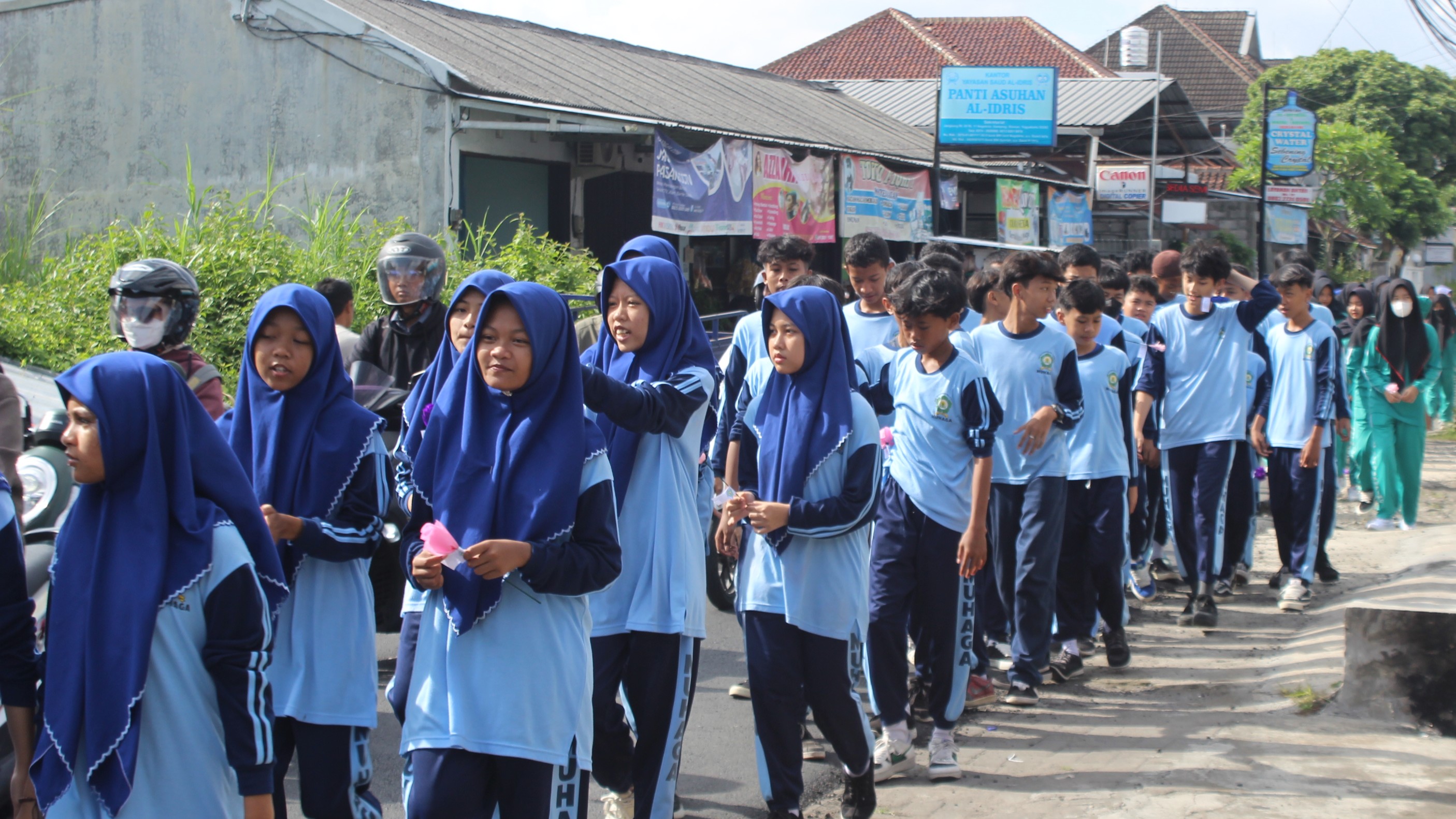 Semarak Jalan Sehat SMP Muhammadiyah 2 Gamping : Eratkan Ukhuwah di Milad Muhammadiyah yang ke-113